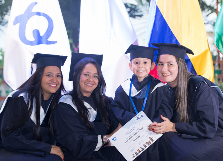 Rodeados de amor, 12 niños del CED TQ recibieron diplomas y medallas de graduación