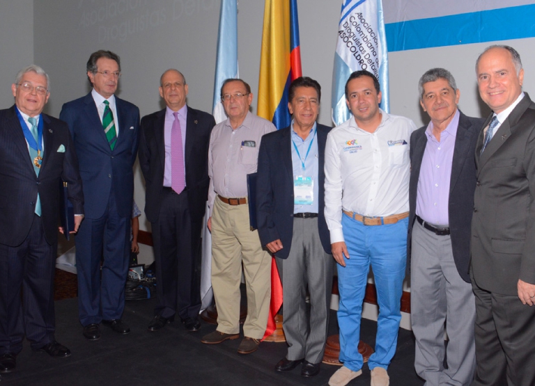 Asocoldro distinguió al doctor Francisco José Barberi por sus aportes a los droguistas colombianos